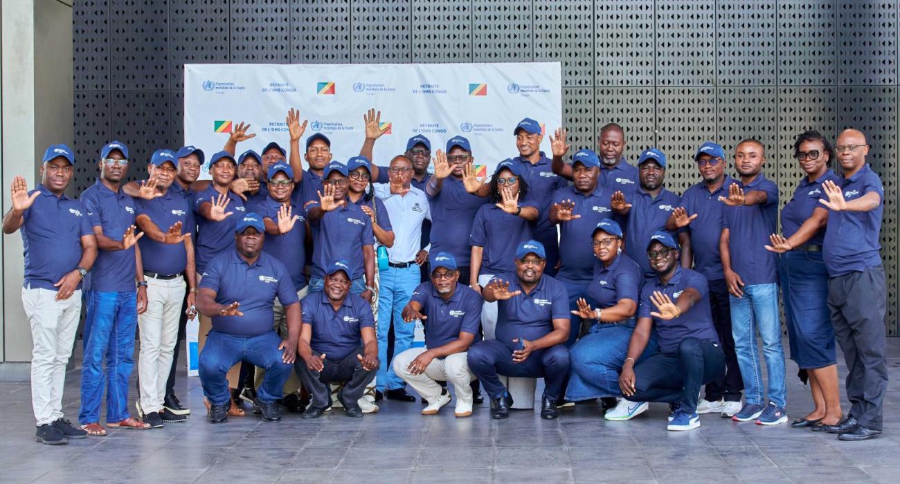 Photo de groupe de l'équipe de la retraite avec les coachs du bureau régional de l'OMS pour l'Afrique