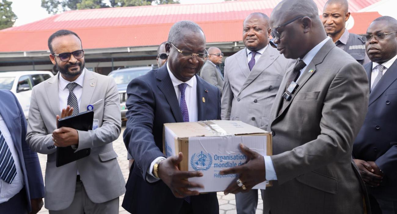 Le Représentant de l’OMS au Congo remettant symboliquement le lot d'équipements au Ministre de la Santé et de la Population