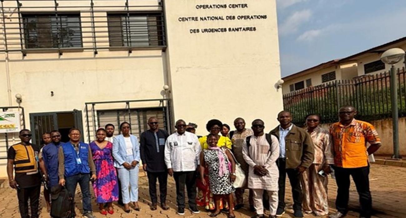 Photo de famille des participants à la 1ère réunion du Cluster Santé, devant le CCOUSP, marquant une étape clé dans la transition humanitaire en Santé