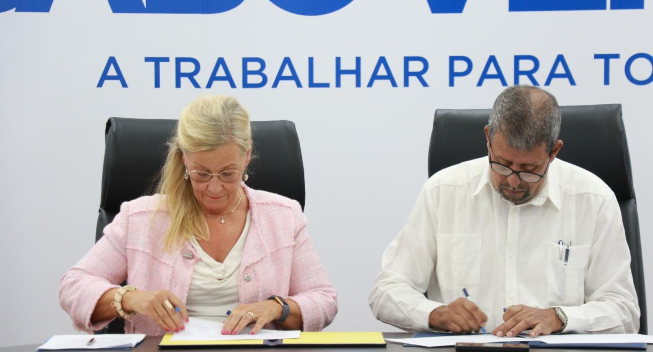 The signing moment