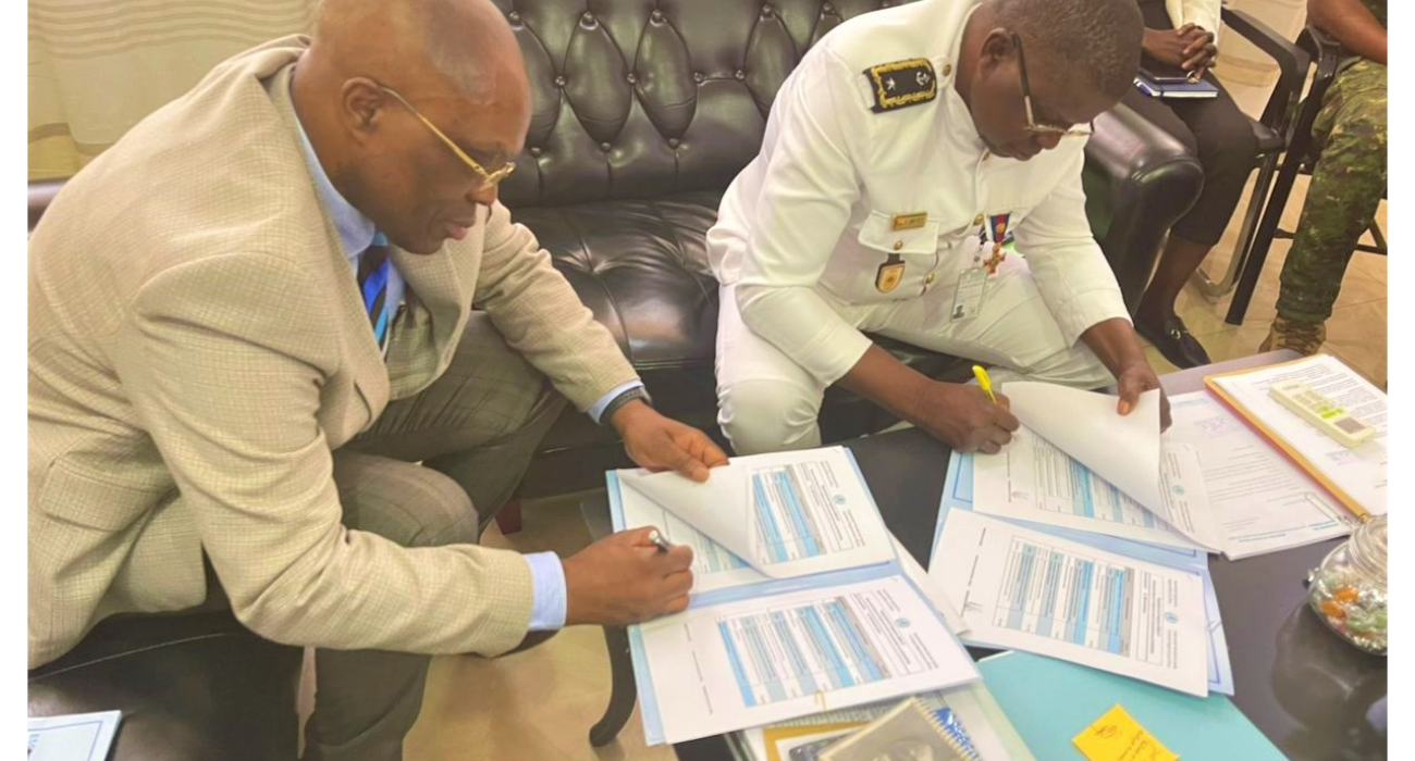 O Representante da OMS na Guiné-Bissau, Dr Walter Kazadi Mulombo, e o Ministro da Saúde Pública, Comodoro Dr Quinhin Nantote, assinam o Programa Bienal 2026–2027, formalizando um novo ciclo de cooperação entre a OMS e a Guiné-Bissau.