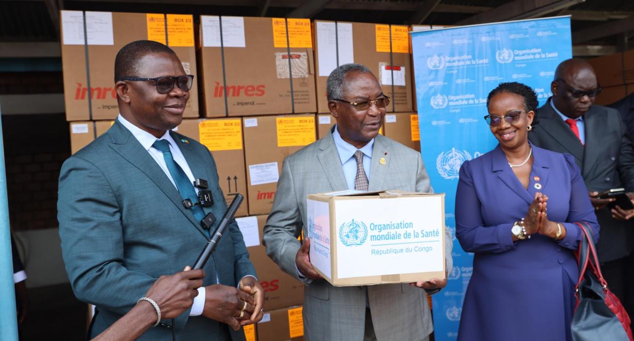Le Représentant de l'OMS u congo remet officiellement le lot de médicaments au Ministre de la Santé et de la Population