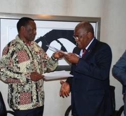 0004: Health Ministers from Angola and Namibia shaking hands after the signature of the «Luanda Statement»