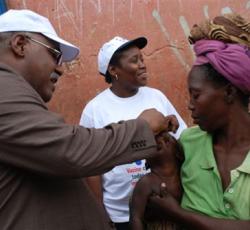 0015 Minister of Health of Angola vaccinating against polio in Luanda.jpg