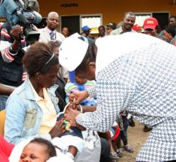 0018 Vice President of Angola vaccinating children against polio in Lunda Sul province0018: Vice President of Angola vaccinating children against polio in Lunda Sul province