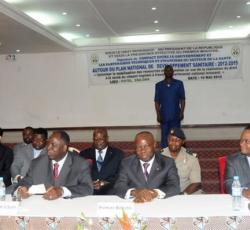 07 La table d honneur à la signature du compact national, le Premier Ministre au centre.jpg