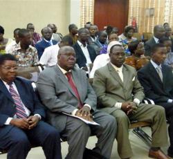 19 Participants à la revue à mi-parcours de la stratégie de coopération Togo-OMS 2009-2013.jpg