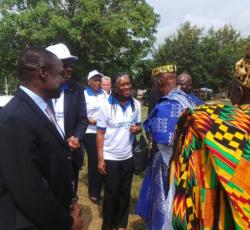 Dr Lucile Imboua, Représentant de l’OMS, saluant le vénéré Roi des Ewés, Togbui Agokoli