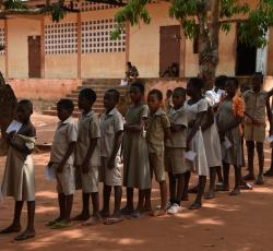 Les élèves en rang attendant leur tour pour la vaccination