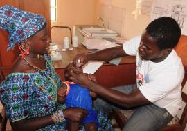 Health worker administering the new bOPV