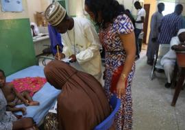 Dr Joy Ufere works with Community Resource Persons (CORPS) trainees to identify case of acute respiratory infection in a children’s ward at Maiduguri Specialist hospital