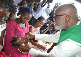 01 Ondo State Governor vaccinating a child