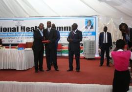 Dr Usman receiving awards from H.E. Gen. Taban Deng Gai, First Vice President of the Republic of South Sudan for the vital role played by WHO in supporting the health sector in South Sudan. Photo WHO.