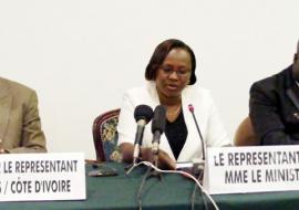 La représentante du Ministre a à ses côtés, le Représentant de l’OMS en Côte d’Ivoire (à gauche) et le représentant de MAP international (à droite)
