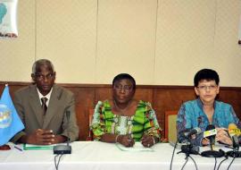 01 Le Ministre de la sante, au centre, avec les Representants de l OMS a gauche et de l UNICEF a droite