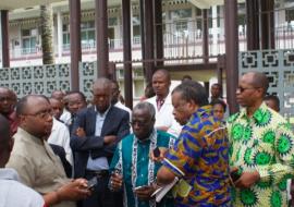 Le Dr Kabange Numbi et sa délégation visitant l’Hôpital général de référence de Wangata de Mbandaka pour s’entretenir avec les professionnels de la santé