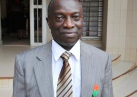 Dr. Walker arborant sa medaille de Chevalier de l'ordre national du Burkina Faso