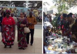 À esquerda: Sua Excelência a Ministra da Saúde, a Presidente da Associação dos Médicos Tradicionais de Moçambique (AMETRAMO) e a Representante da OMS na Cerimónia de deposição de flores na Praça da Independência. À direita: Representante da OMS, a Directora do Instituto de Medicina Tradicional e a Presidente da AMETRAMO na Visita à Feira de Saúde, na Praça da Paz.