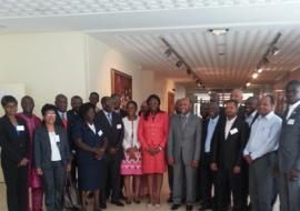 (D à g), les délégués autour du Dr Boureima Sambo (en gris), Mme Bikissa Nembe (rouge) et Dr Imboua (rose) à la fin de la cérémonie protocolaire