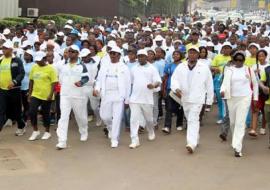 Le Ministre de la Santé Publique Monsieur André Mama Fouda (3è en blanc à partir de la gauche) conduit la marche pour la santé