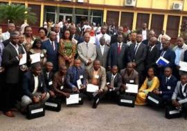 Photo de groupe comprenant les participants à l'ICAT 6 autour de Mme la Ministre du Genre, de la Famille de l'Enfant, des Députés nationaux invités à la cérémonie, du Représentant de l'OMS et des enfants Miaka Mia Bilenge devant le Bureau de l'Institut National de recherche biomédicale (INRB) de Kinshasa |OMS/Eugene Kabambi