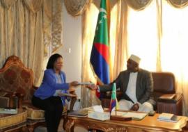 La WR/Comores remettant un agenda OMS 2016 au Président AZALI Assoumani lors de leur entrevue