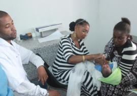 Un enfant est vacciné au service des vaccinations de la PMIde M'Bouéni à Moroni