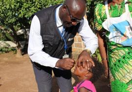 Une fillette de deux ans recevant les deux goûttes du vaccin polio oral à Kisanga, au sud de Lubumbashi