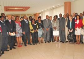 Photo de famille avec à la gauche de Mme le Ministre représentant le Ministre de la Santé, le Représentant de l’OMS au Gabon, Mme la Ministre des transports et le Coordonnateur de l’IST/CA et à sa gauche Mr le Ministre Eaux et Forêts et des officiels