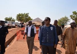 Le Dr SAMBO, en première ligne visitant le Centre communautaire de transit de Kourémalé-Guinée