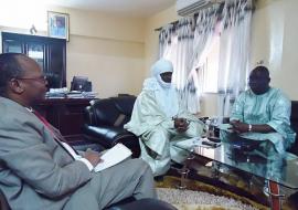 Lors de la visite de courtoisie et de plaidoyer au Ministre de la Santé (en turban), avec à sa droite le Formateur et à sa gauche le Représentant de l’OMS au Niger