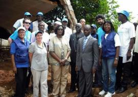 La délégation des NU au quartier Lidjiré, à Garoua : le Coordonnateur Résident des NU a.i le Dr Charlotte Faty Ndiaye (au centre), de gauche à droite Mme Catherine Hamon Sharpe du UNHCR et le Sous-préfet de Garoua 2