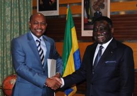 Une poignée de mains témoignant de l’excellence des relations entre l’OMS et le Gabon
