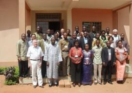 Photo de groupe des officiels et partenaires autour des apprenants