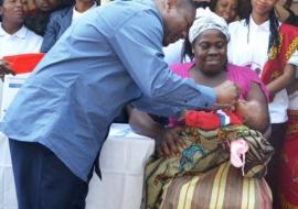 Chefe de Estado, durante a cerimónia de lançamento, administrando a vacina contra o Rotavírus à Beatriz Manjate de 2 meses de idade