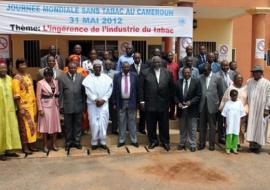 La photo de famille de la commémoration de la Journée Mondiale Sans Tabac: le Représentant du Ministre de la Santé en tenue traditionnelle blanche entourés des acteurs de la lutte antitabac au Cameroun