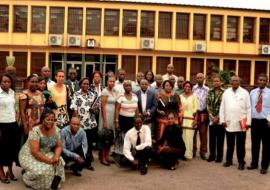Photo de famille de participants à l’atelier de renforcement du systèment de gestion de qualité de laboratoire devant le bâtiment de l’INRB à Kinshasa