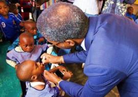 Dans une école maternelle de la place, Mr André Mama Fouda, Ministre de la Santé Publique administre le VPO à un enfant