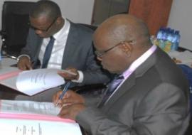 Signature de protocole d'accord entre le Représentant de l’OMS (à droite) et le Directeur du Bureau de liaison de Conakry de la SMFG