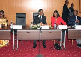 La table des personnalités présidant la commémoration: le Ministre de la Santé Publique au milieu; à sa gauche Madame le Représentant de l’OMS suivie du Secrétaire Général du Ministère de la Santé et du Président de la Fecadobes. A sa droite le Représentant du HCR et le Secrétaire Général de la Croix Rouge camerounaise