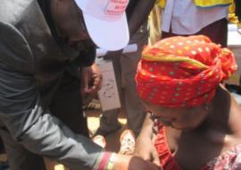 Séance de vaccination : Le Secrétaire d’Etat à la Santé Publique, M Assane NGUEADOUM, donne le coup d’envoi de la campagne de vaccination en administrant deux gouttes de VPO