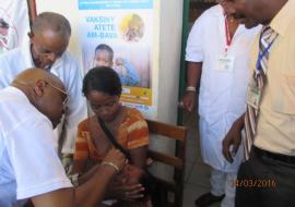 Le Premier Ministre administrant les premières doses de vaccin contre la polio à Fort-Dauphin