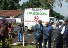 Le Maire de Goma posant avec les officiels devant le panneau métallique
