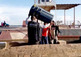 Remise par lOMS des intrants de lutte contre le choléra au port fluvial de Lisala, chef-lieu provincial de la Mongala