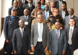 Photo de famille de participants au lancement des activités relatives à la formation des pharmaciens à l’Hôtel Fleuve Congo, à Kinshasa.