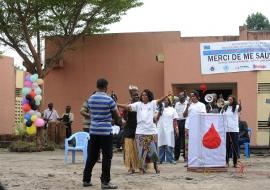Vue d'une troupe théâtrale exécutant une saynète en vue de sensibiliser le public sur le don volontaire du sang lors de la JMDS 2015 à Kinshasa
