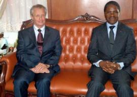Le Ministre de la Santé Publique à droite sur la photo, et le Coordinateur de la Commission Européenne à Bruxelles en charge des programmes de l'Afrique sub-saharienne et des régions intra-ACP