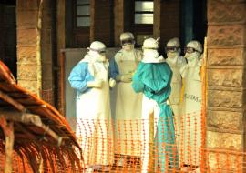 ￼Séance du port des combinaisons de protection anti-Ebola lors de l’épidémie d’Isiro, Nord-est de la RDC, en août 2012 OMS/Eugene Kabambi