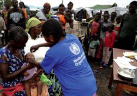 Séance de vaccination lors de la SAV 2013 au camp des déplacés internes de Mugunga III, à une dizaine de kilomètres au Nord de Goma, capitale provinciale du Nord-Kivu, Est de la République Démocratique du Congo