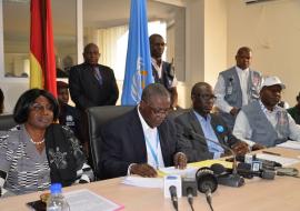 Le Représentant de l'OMS en Guinée (au centre) avec à sa droite Mme le Chef de Cabinet du Ministère de la santé